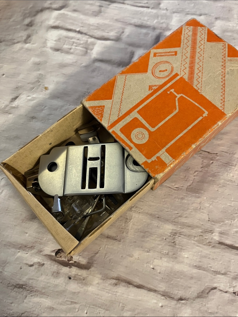 Singer Sewing Machine Accessory Box - Picture 4 of 5